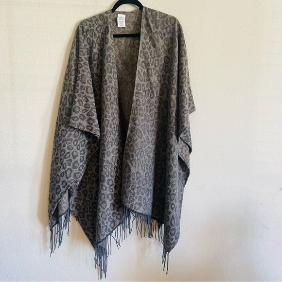 Woolrich woman’s cheetah print shall poncho one size fringe gray winter throw - Picture 7 of 8
